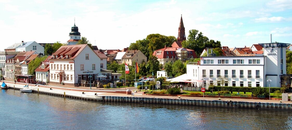 Hafenhotel Pommernyacht Ueckermunde Bagian luar foto